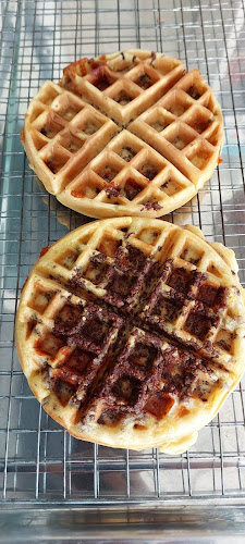 วาฟเฟิลไส้ทะลัก - การบริการอาหารและที่พัก