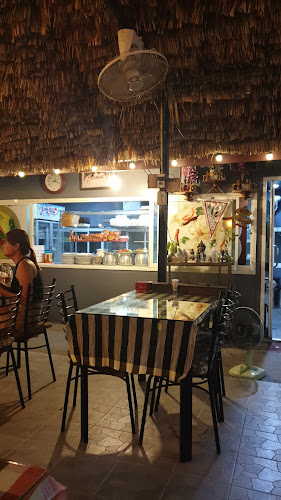 Aree's Kitchen & Lounge - การบริการอาหารและที่พัก