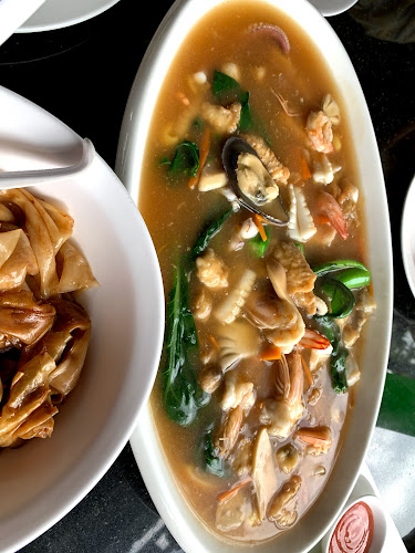 แป๊ะ ราดหน้ามหาชน - การบริการอาหารและที่พัก