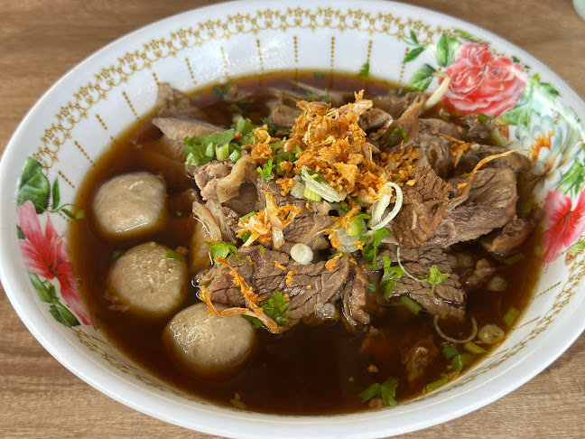 ก๋วยเตี๋ยวเนื้อเอ็นแก้วฉลองภูเก็ต - การบริการอาหารและที่พัก