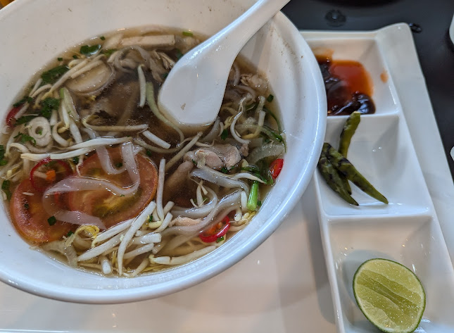 ร้านอาหารเวียดนามซินจ่าวเวียตหาดใหญ่ (วีทีแหนมเนืองหาดใหญ่) - การบริการอาหารและที่พัก