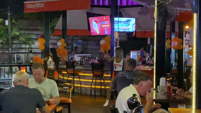 Hooters Phuket | American Restaurant & Sports Bar - การบริการอาหารและที่พัก