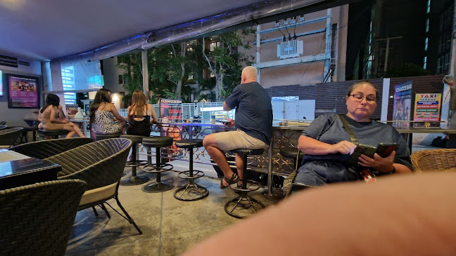 Korando's Bar & Guest House - การบริการอาหารและที่พัก