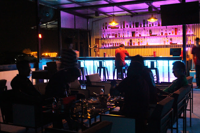 Blacked Out - การบริการอาหารและที่พัก