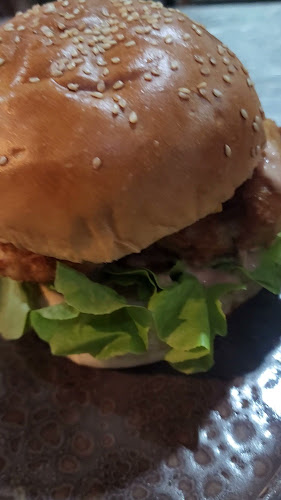 Aree's Kitchen & Lounge - การบริการอาหารและที่พัก