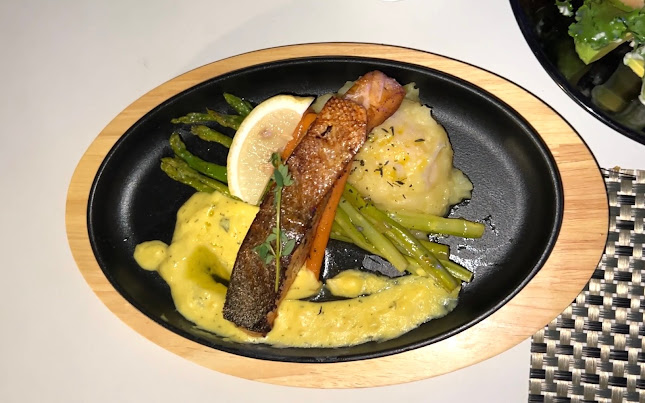 The Sky32 Restaurant - การบริการอาหารและที่พัก