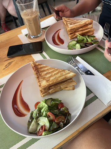 Opinii despre Travelers Coffee Phuket în Muang - การบริการอาหารและที่พัก