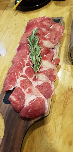 Kalasino กาลาสิโน-ปิ้งย่าง จิ้มจุ่ม โคขุนโพนยางคำ เบียร์วุ้น สาขาพัทยา - การบริการอาหารและที่พัก