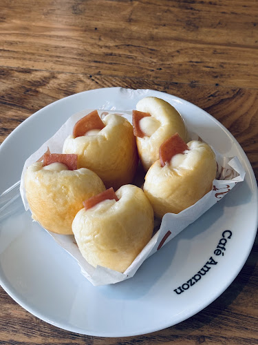 คาเฟ่ อเมซอน คิวรถระโนด - การบริการอาหารและที่พัก