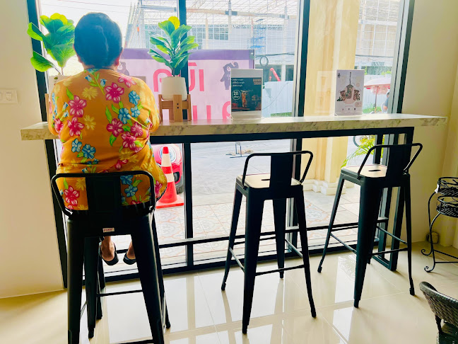 ฮ๊อป ชาเฟ่ สาขานาบอนฉลอง ภูเก็ต - การบริการอาหารและที่พัก