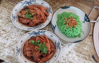 ร้าน "เส้นสุข"