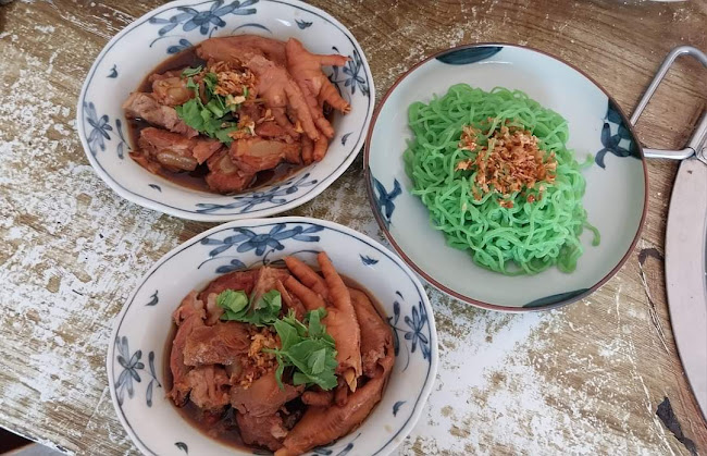 ร้าน "เส้นสุข"