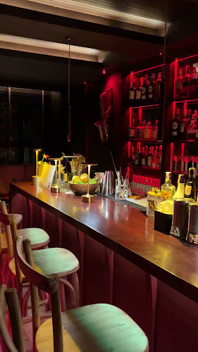 Oak wood bar - การบริการอาหารและที่พัก