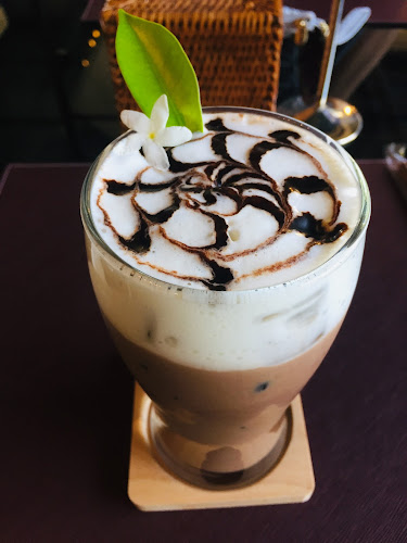 คุณเอียดชาววัง & ANYA Cafe - การบริการอาหารและที่พัก