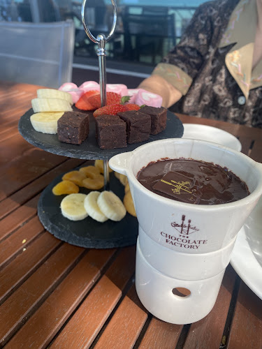 Opinii despre Chocolate Factory Pattaya Parking în อำเภอบางละมุง - การบริการอาหารและที่พัก