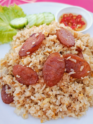 กะเพราเข้าเส้น - การบริการอาหารและที่พัก