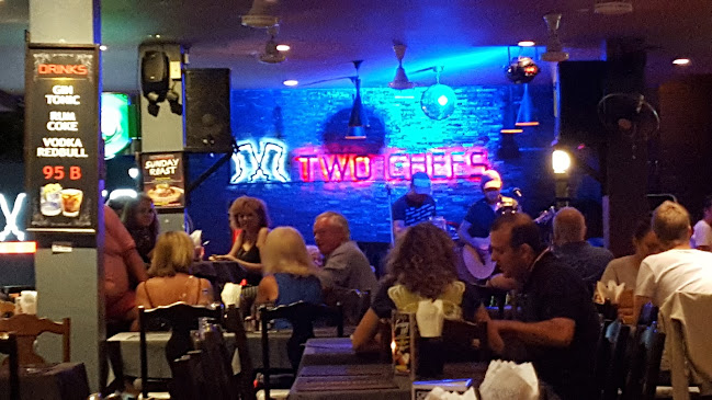 Two Chefs Kata Beach - การบริการอาหารและที่พัก