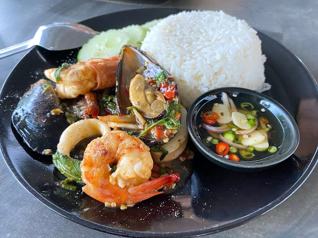 Behind Bar&Bistro - การบริการอาหารและที่พัก