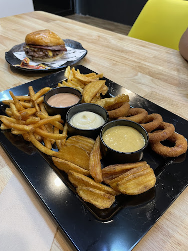 หอมเนื้อ ก๋วยเตี๋ยวเรือฮาลาล หาดใหญ่ - HOM NUEA Boat Noodle Halal Hatyai - การบริการอาหารและที่พัก