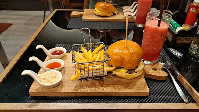 Burger Saloon - การบริการอาหารและที่พัก