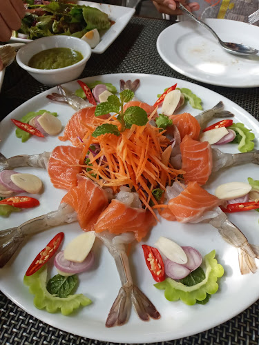 เรนฟอร์เรสคาเฟ่ พัทยา - การบริการอาหารและที่พัก