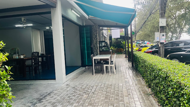 ร้านข้าวแกงหน้าหาดราไวย์ - การบริการอาหารและที่พัก
