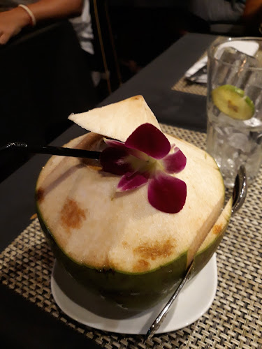 Two Chefs Kata Beach - การบริการอาหารและที่พัก