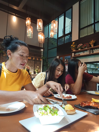 Billin Cafe&Bistro - การบริการอาหารและที่พัก