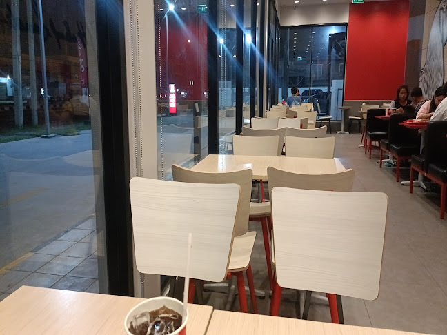 เคเอฟซี ศิลปากร ไดรฟ์ทรู - การบริการอาหารและที่พัก