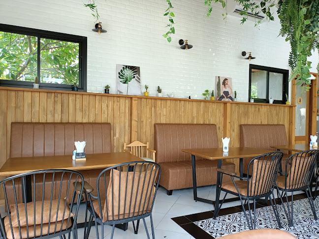 Chuz Cafe' - การบริการอาหารและที่พัก