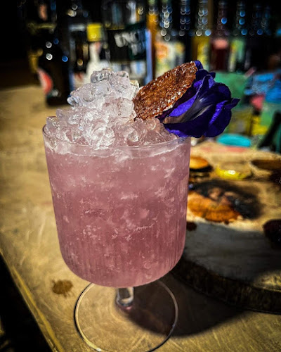 Action Street - การบริการอาหารและที่พัก