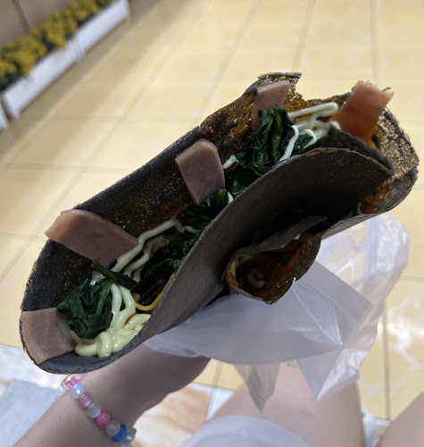 เครปบุฟเฟ่ต์ไส้ทะลักพับไม่ได้ สาขาสามชัย - การบริการอาหารและที่พัก