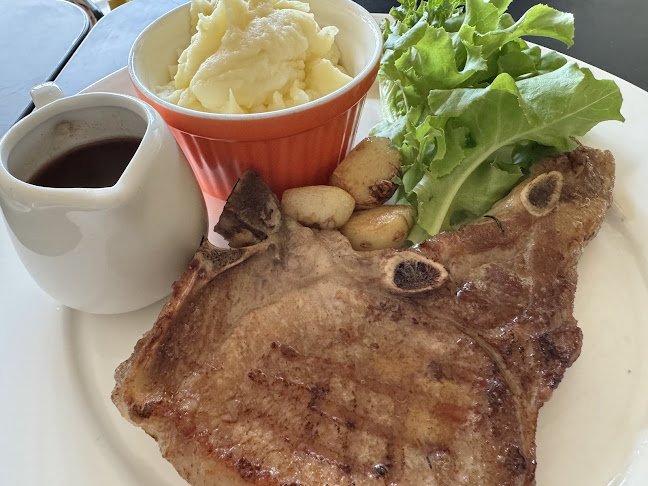 Hug Restaurant - การบริการอาหารและที่พัก