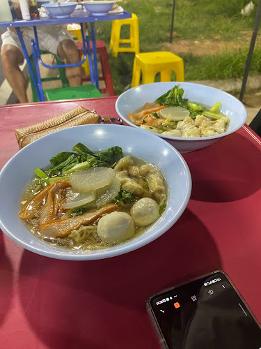 ชายสี่บะหมี่เกี๊ยว