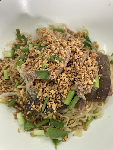 ก๋วยเตี๋ยว รุ่งรัตน์ คลอง2 - การบริการอาหารและที่พัก