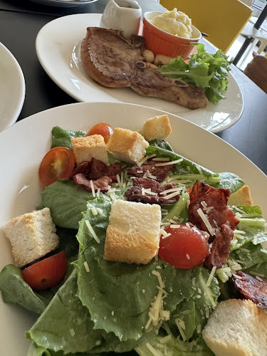 Hug Restaurant - การบริการอาหารและที่พัก