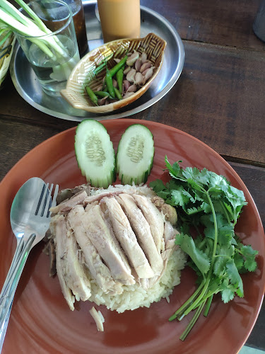 โกติ๋วก๋วยเตี๋ยวเรือรังสิต (เจ้าเก่าป่าตอง) สาขา ห้าแยกฉลอง - การบริการอาหารและที่พัก