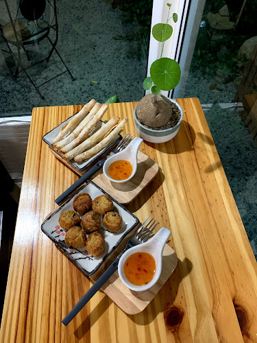 ยี่สิบเก้าคาเฟ่ - การบริการอาหารและที่พัก