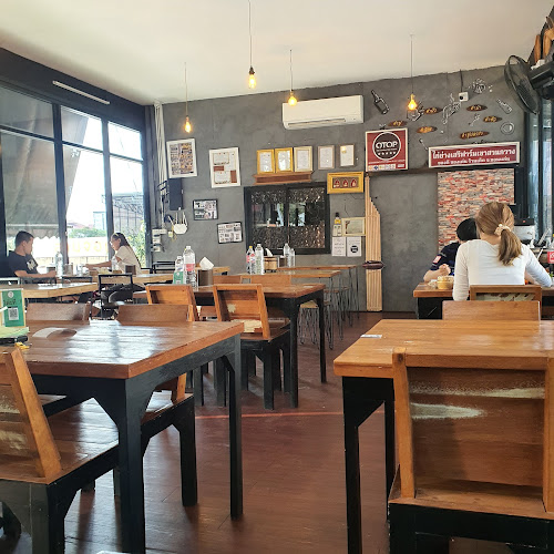 เสรีไก่ย่างเขาสวนกวาง - การบริการอาหารและที่พัก