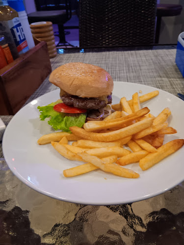 J BAR - การบริการอาหารและที่พัก