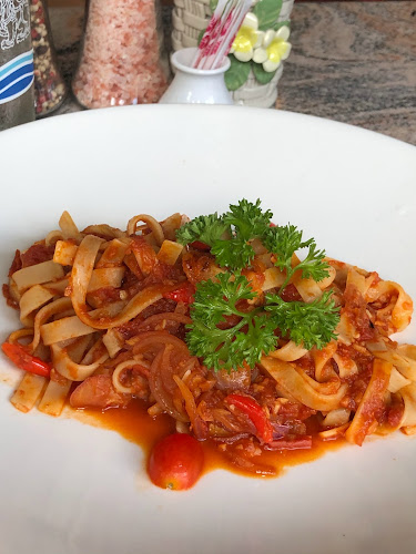 Chez Andy Swiss Restaurant & Steak House - การบริการอาหารและที่พัก