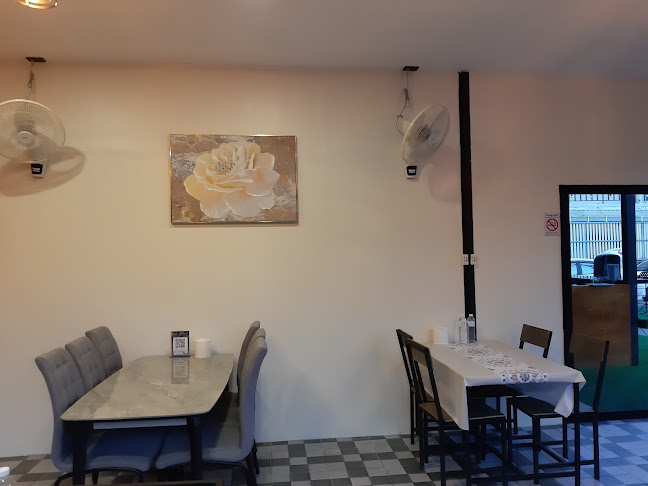 Behind Bar&Bistro - การบริการอาหารและที่พัก