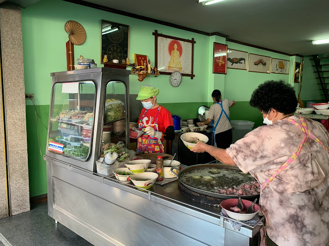 ร่มฉัตร - การบริการอาหารและที่พัก