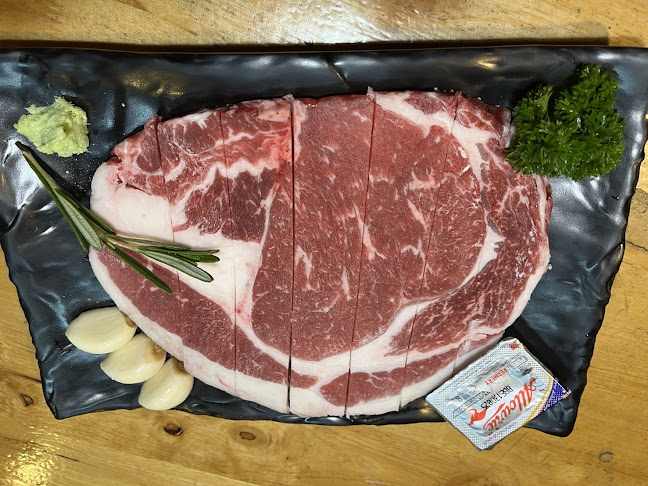 Kalasino กาลาสิโน-ปิ้งย่าง จิ้มจุ่ม โคขุนโพนยางคำ เบียร์วุ้น สาขาพัทยา - การบริการอาหารและที่พัก