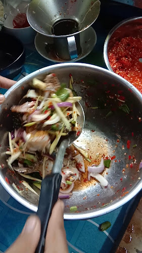 ยำรสเด็ดตลาดโต้รุ่งโสภณพัทยาใต้ - การบริการอาหารและที่พัก