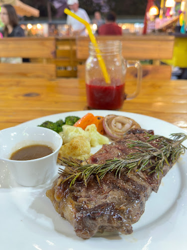 Happy Steak​ House​ - การบริการอาหารและที่พัก