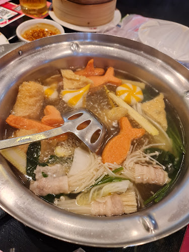 โลตัส ฉลอง - การบริการอาหารและที่พัก