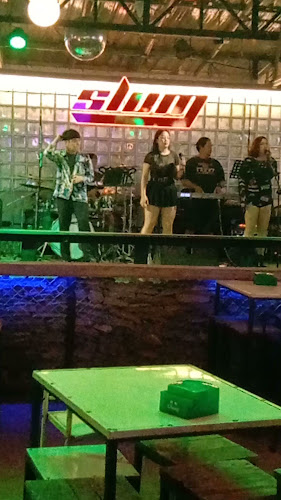 Slum Bar - การบริการอาหารและที่พัก