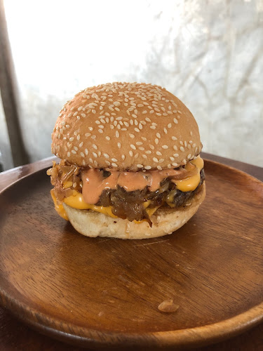 Dar's Burger - การบริการอาหารและที่พัก