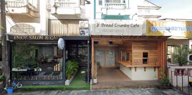 Bread Crumbs Cafe'